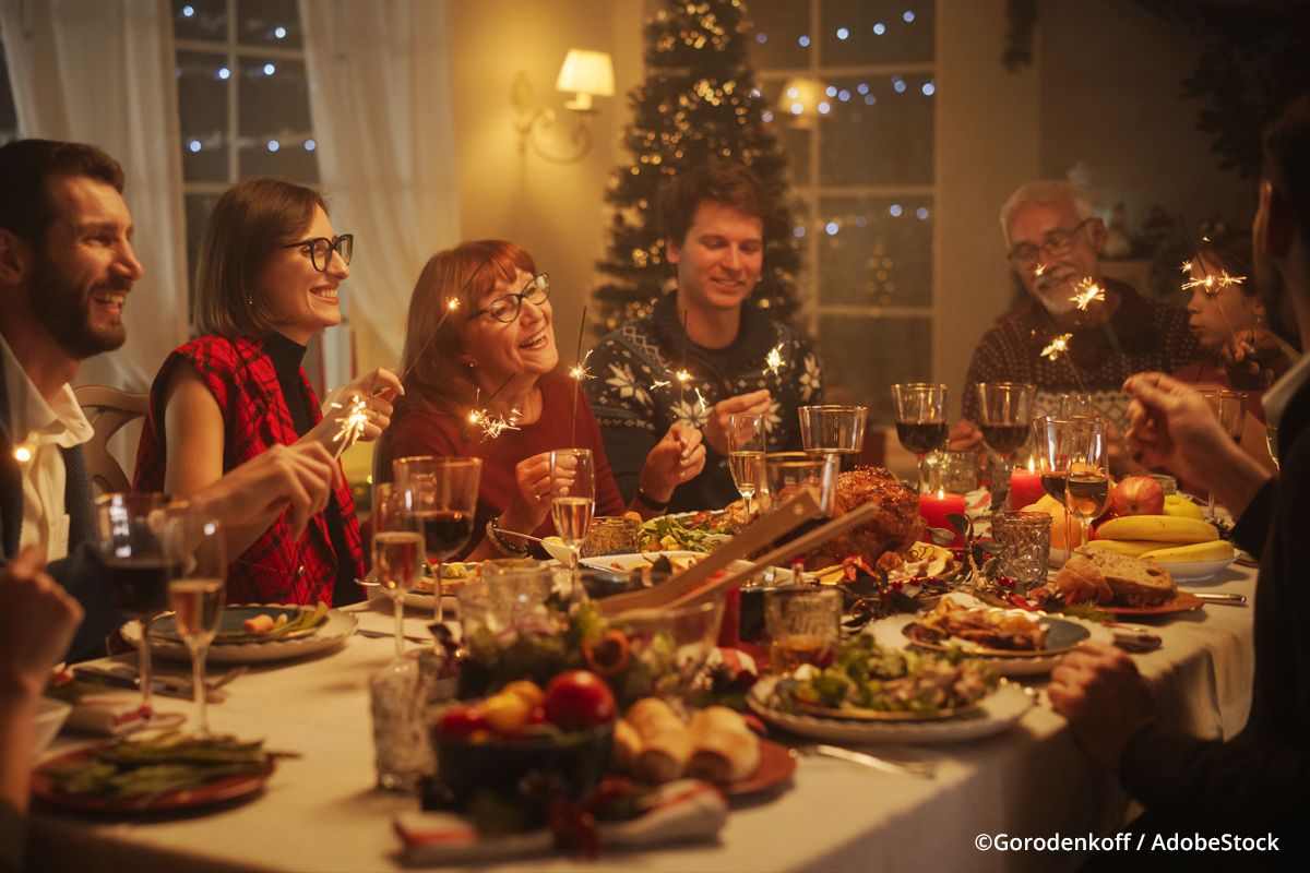 Feierliche Zusammenkunft mit Freunden und Familie an einem festlichen Tisch.