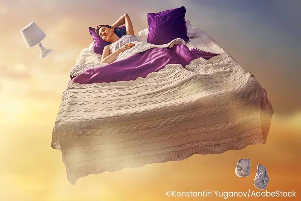 Frau liegt in einem Bett, das in den Wolken schwebt.