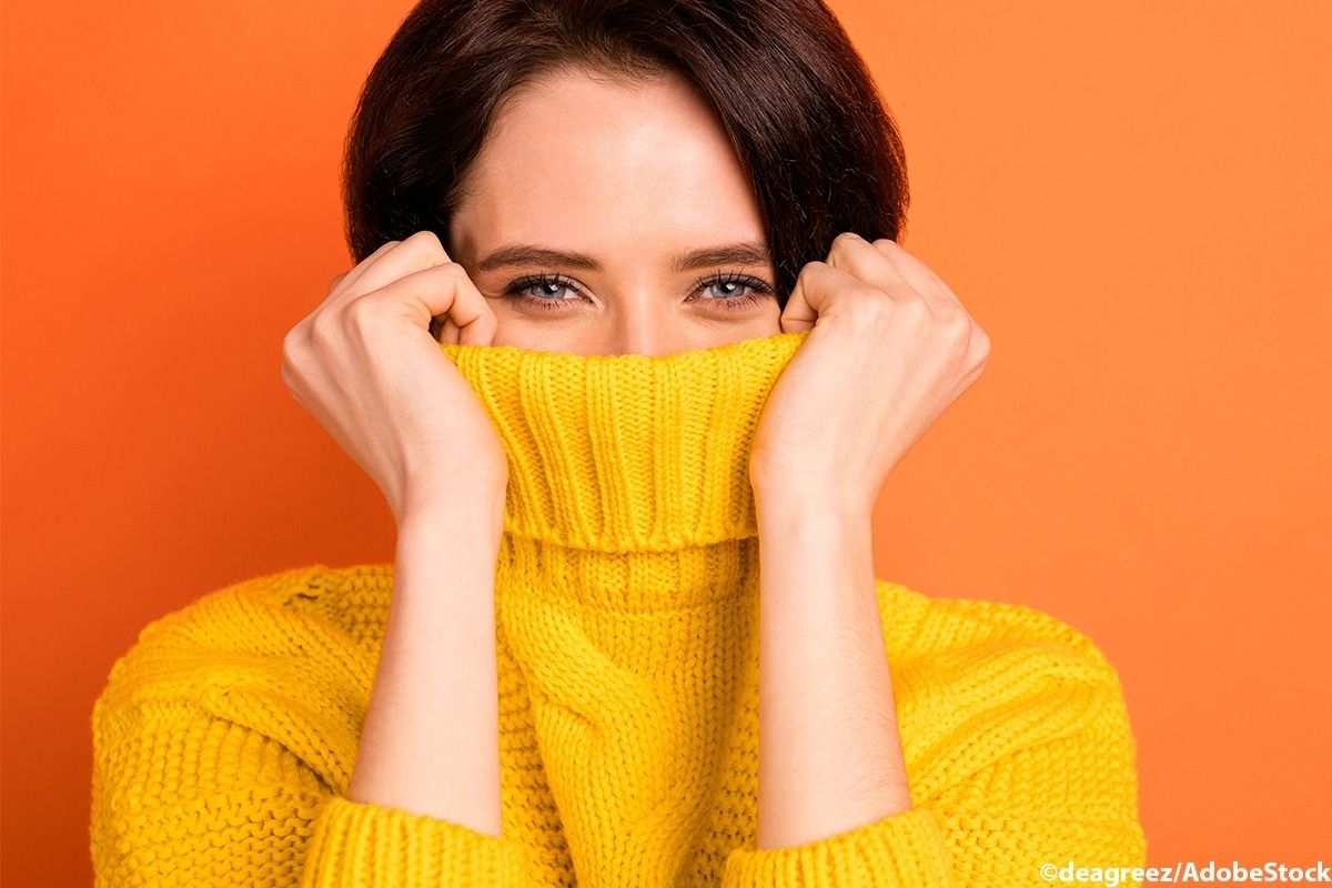 Frau mit gelben Pullover.