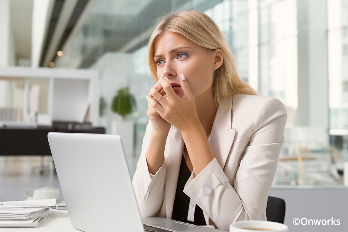 Eine Frau sitzt vor dem Laptop.
