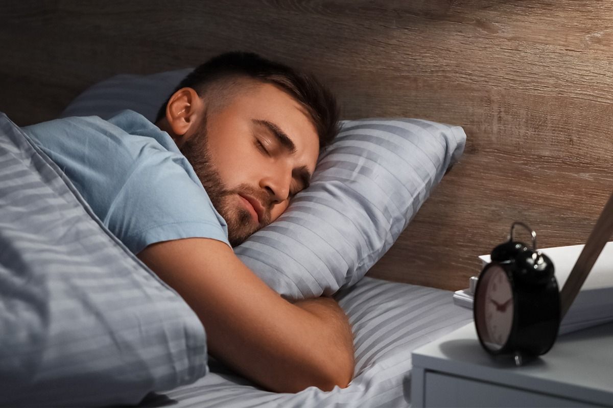 Ein Mann liegt im Bett und schläft.