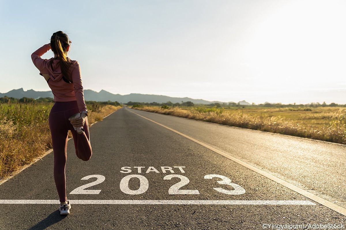 Eine Frau die vor einer Startlinie für das Jahr 2023 steht und sich auf den sprint vorbereitet.