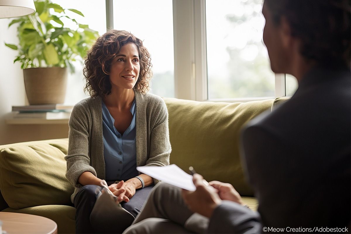 Eine Frau unterhält sich mit einem Psychologen.