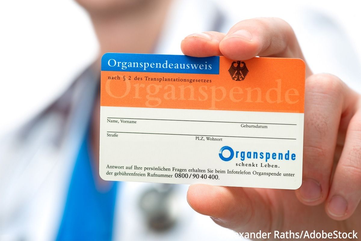 Arzt hält einen Organspendeausweis in die Kamera.