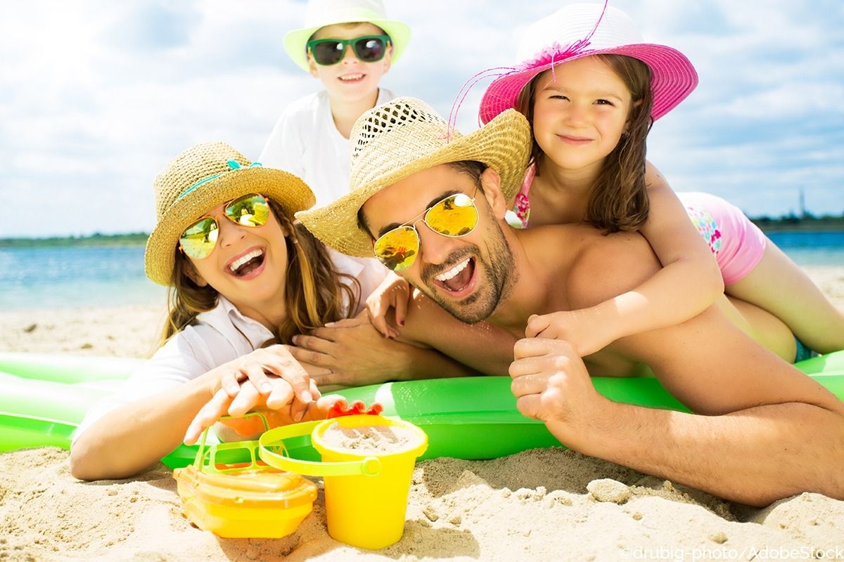 Eine vierköpfige Familie hat Spaß am Strand.