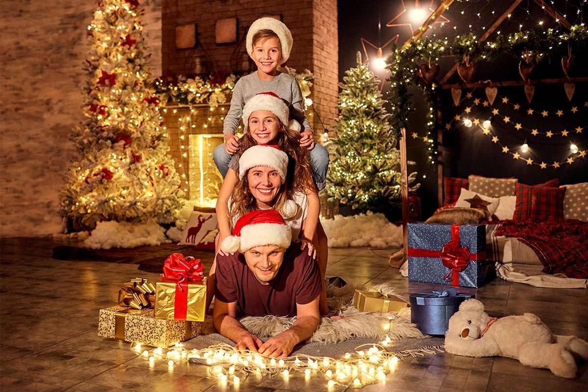 Weihnachtsfoto einer vierköpfigen Familie.