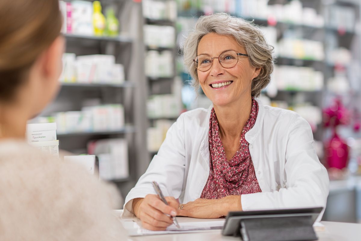 Eine Apothekerin berät eine Kundin in der Apotheke.