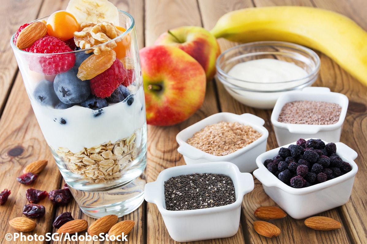 Ein gesundes Frühstück mit Joghurt, Haferflocken und frischem Obst.