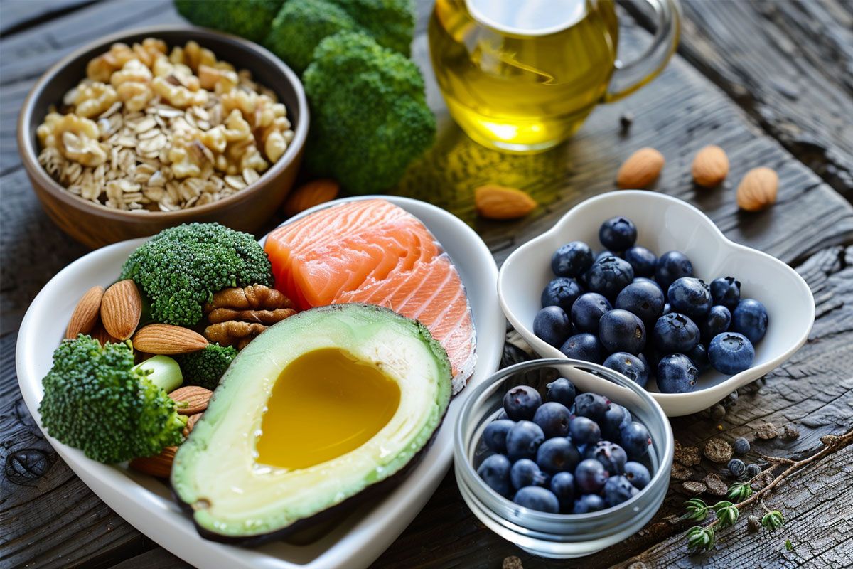 Eine bunte Auswahl an gesunden Lebensmitteln wie Brokkoli, Lachs, Avocado und Beeren.